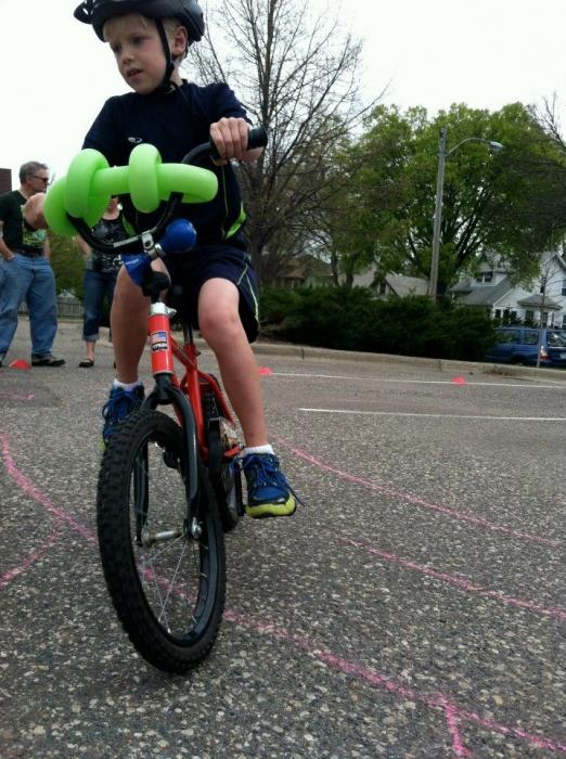 子供に自転車に乗るように教える方法：両親へのアドバイス