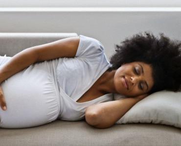 私は妊娠している女性と背中にどれくらい寝ることができますか？