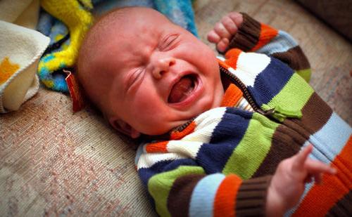 なぜ赤ちゃんは授乳中に泣くのですか？原因、予防、推奨事項