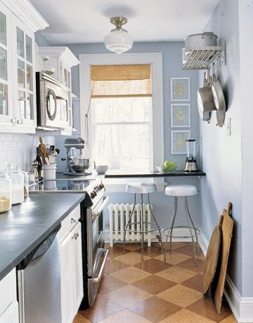 狭い台所のためのキッチン：想像力を示す言い訳