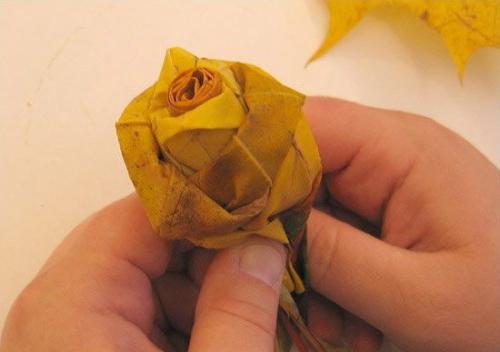 シックなバラの形であなた自身の手で美しい秋の花束を作る方法？ウォークスルー