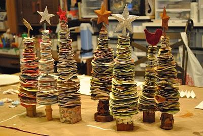 紙で作られたクリスマスツリー。私たちの手で私たちは装飾的な木を作っています